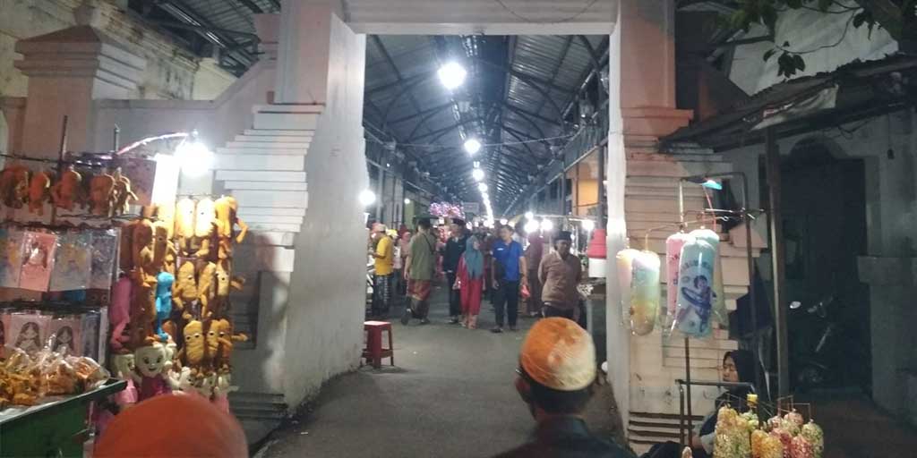Pintu masuk makam Sunan Bonang barat. Dari sini peziarah cukup berjalan kaki ke selatan menikmati pasar grosir jajanan di Jalan Pemuda Tuban.