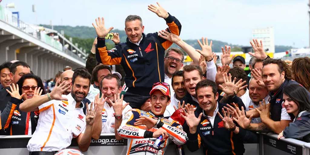 Marc M&aacute;rquez (depan tengah) saat raih kemenangan di Sachsenring.