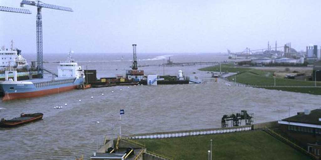 Tanggul laut yang menjaga Delfzijl dan sekitarnya tetap kering pada tahun 1994.