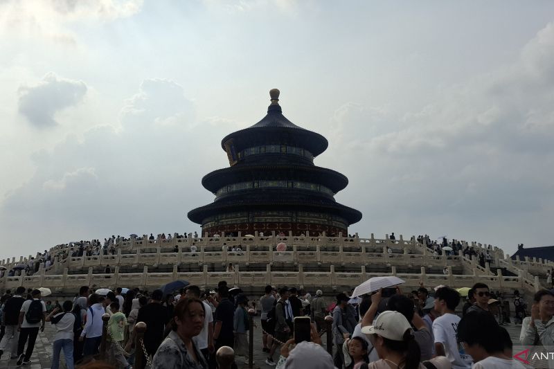 Ribuan pelancong memenuhi pelataran dan tangga Qiniandian, yang merupakan jantung dari kuil yang ada di kompleks Kuil Surga pada Rabu (9/7) di Beijing, China.