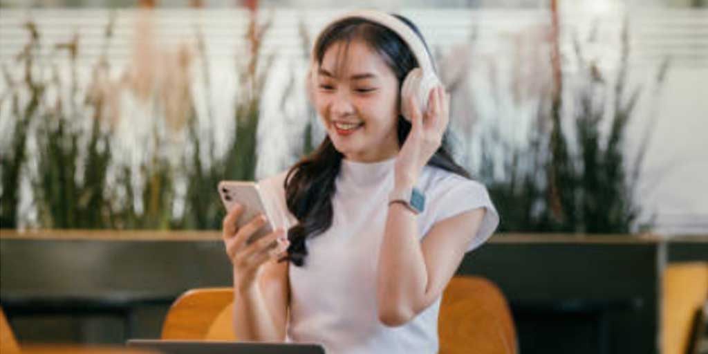 Selain sebagai hiburan, mendengarkan musik bisa menenangkan hati dan bikin mood langsung naik. Foto adalah ilustrasi.