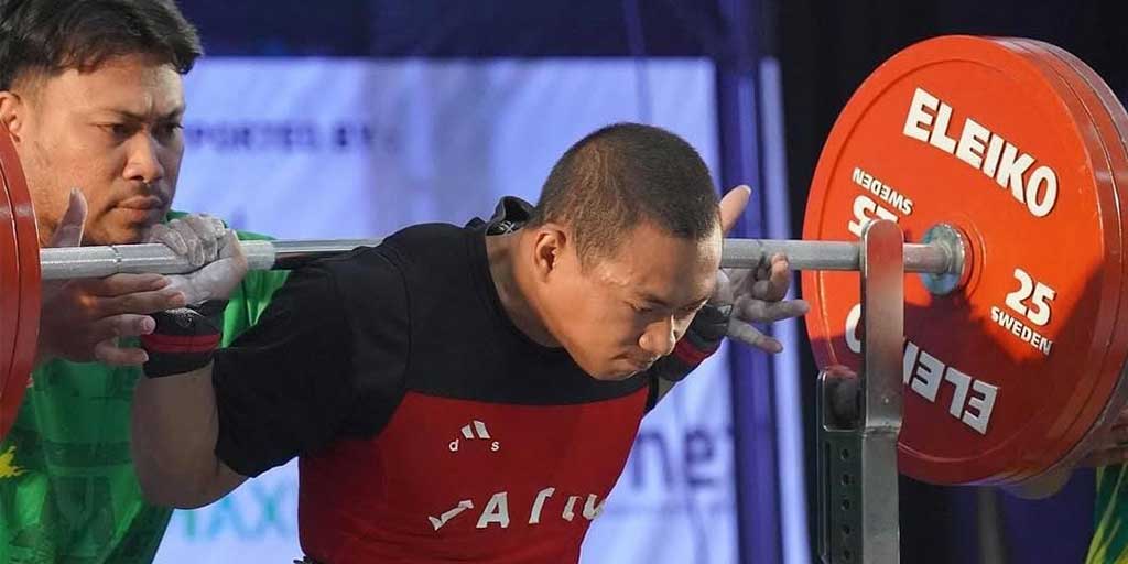 Aksi Agung Prastyo ketika berlaga dalam pertandingan cabor angkat berat kelas 66 kg putra Porprov IX Jatim 2025.