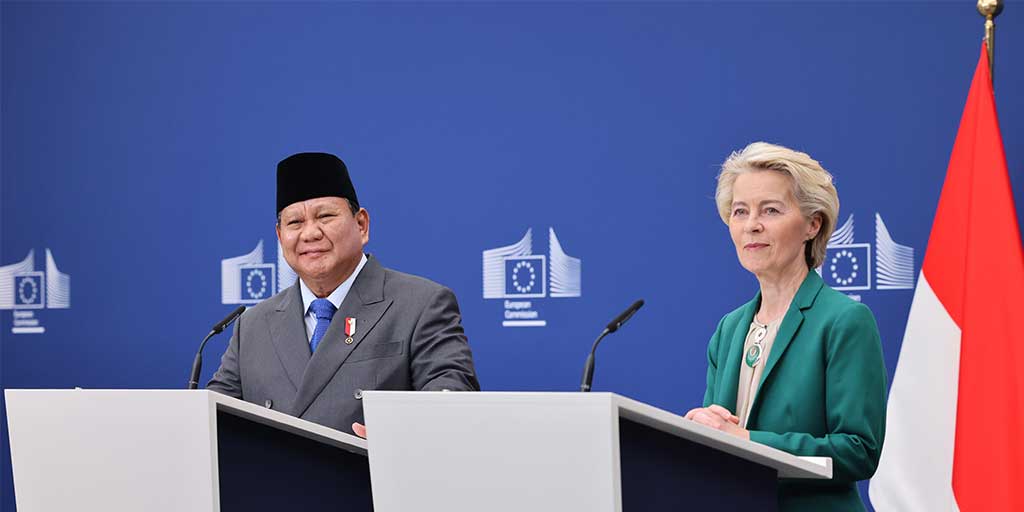 Presiden Prabowo Subianto (kiri) dan Presiden Komisi Eropa Ursula von der Leyen (kanan) menyampaikan pernyataan bersama di markas Komisi Eropa, Brussels, Belgia, Minggu (13/7).