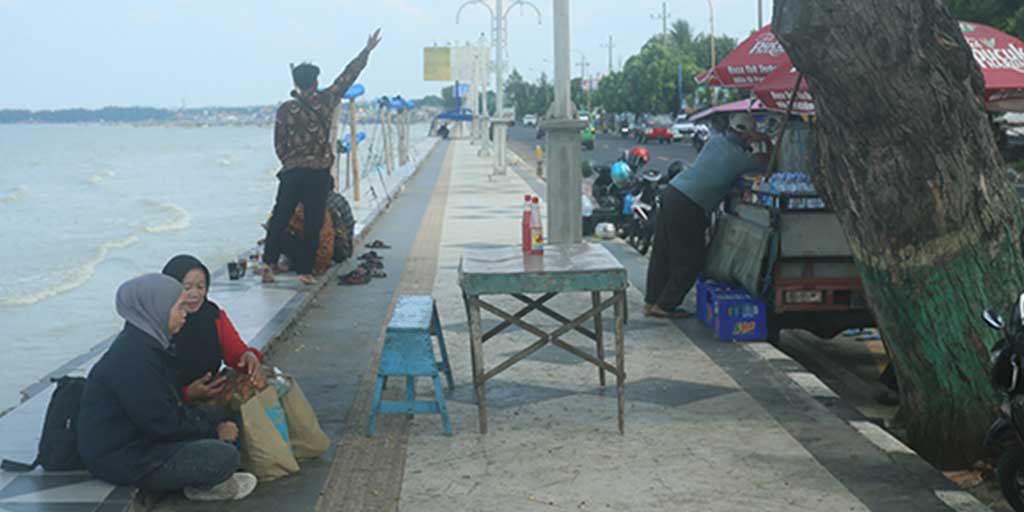 Ngopi sambil lihat sunset di pantai? salah satu lokasinya di depan klenteng Kwan Sing Bio Tuban.