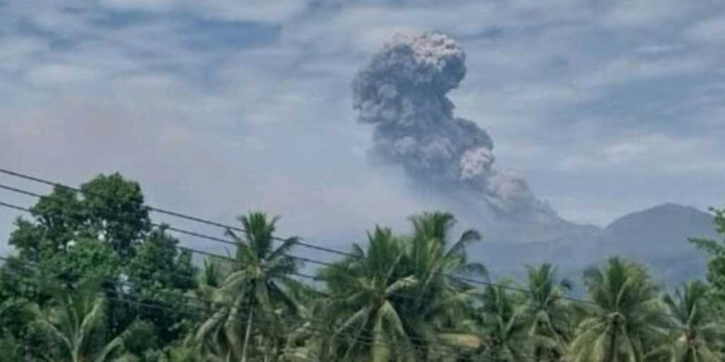 Gunung Dukono sekitar pukul 10.36 WIT dilaporkan erupsi dengan menyemburkan abu vulkanik setinggi 1.200 meter di atas puncak gunung, Jumat (18/7).