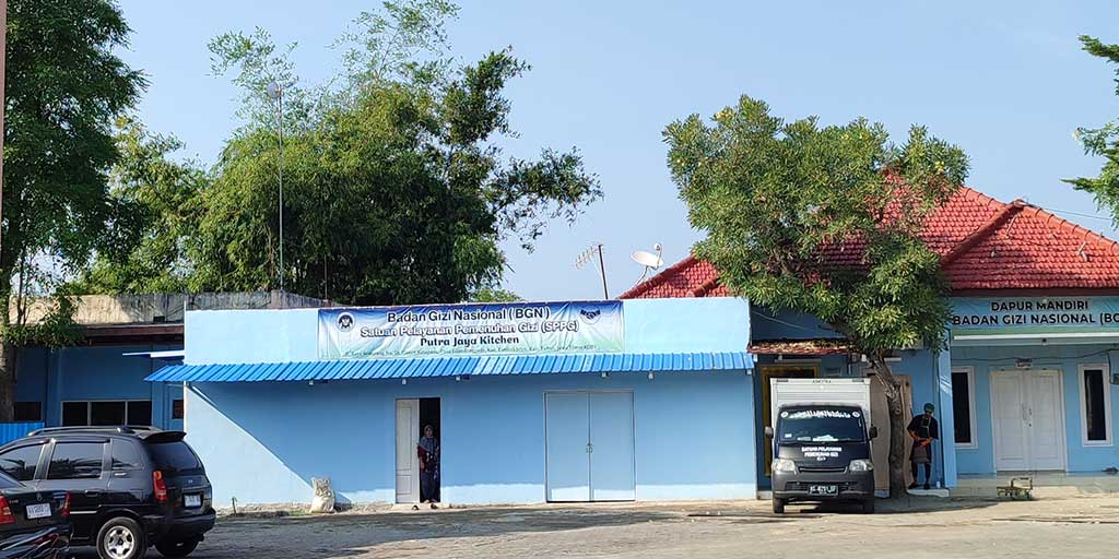 Setelah adanya insiden temuan belatung dalam kotak menu MBG, SPPG Putra Jaya Kitchen masih tampak masih beroperasi, tapi tertutup dari awak media.