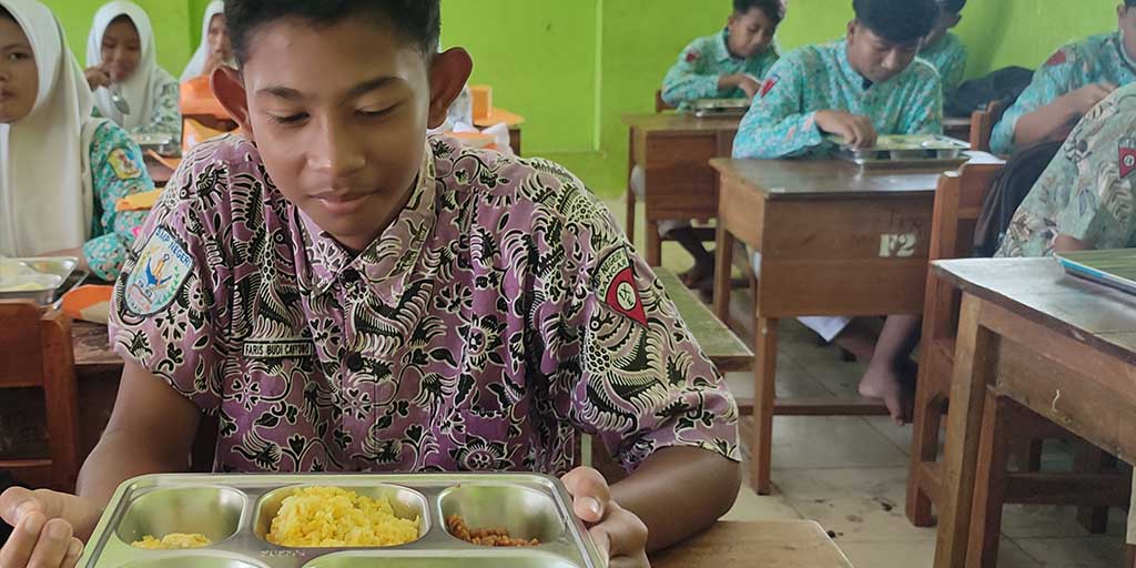 Siswa kelas 10 SMKN 1 Tambakboyo menyantap menu MBG hari keempat, Kamis (17/7).
