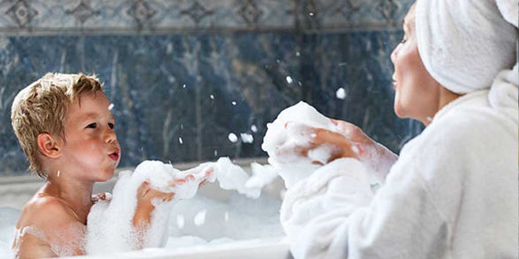 Pada usia tertentu sebaiknya anak mulai diajarkan mandi sendiri. Foto adalah ilustrasi.