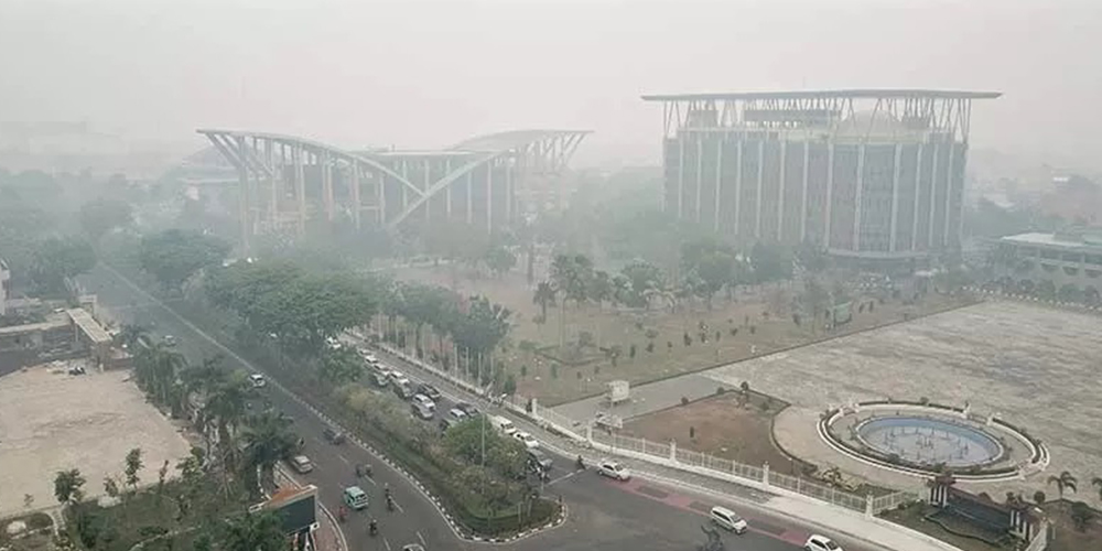 Asap tebal menyelimuti kawasan pusat pemerintahan Kota Pekanbaru, Riau, Rabu (24/7/2025). Kondisi ini memicu penurunan kualitas udara dan mengancam kesehatan masyarakat, terutama anak-anak dan lansia.