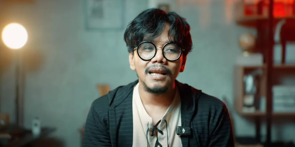 Ferry Irwandi dalam salah satu videonya yang membahas stoikisme. Kontennya yang mendalam dan relatable sukses mendorong minat baca publik terhadap buku-buku filsafat klasik di Indonesia.