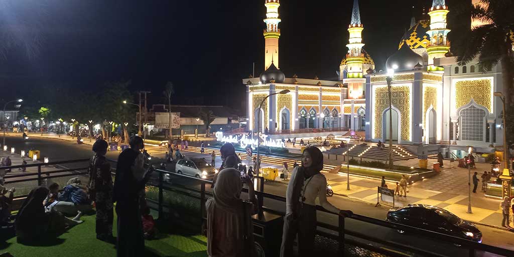 Suasana Alun-Alun Tuban saat malam hari. Foto diambil pada Sabtu (26/7).