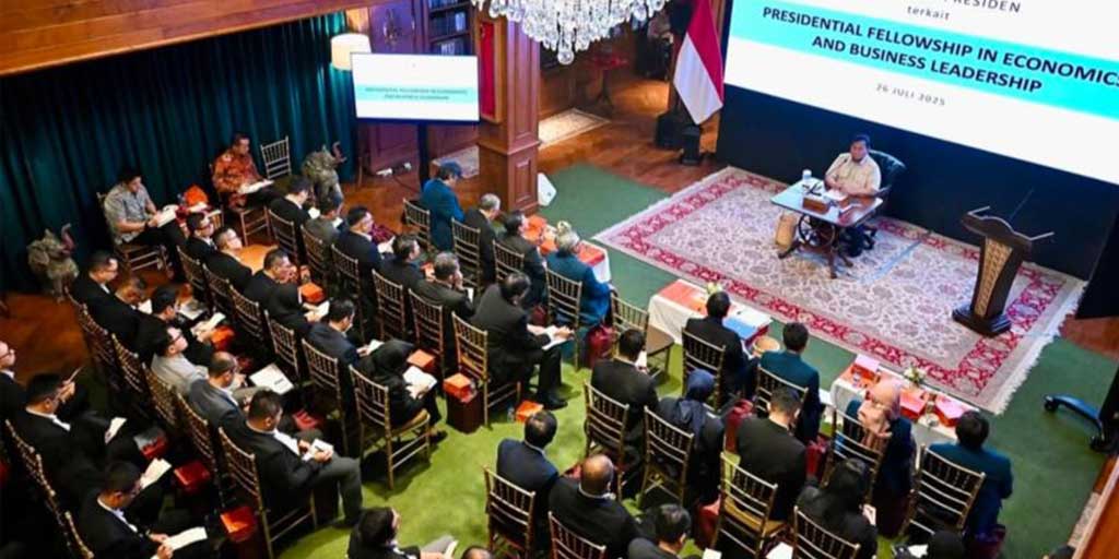 Presiden Prabowo Subianto berdiskusi selama 5 jam lebih dengan 82 profesional muda para penerima Presidential Fellowship in Economics & Business Leadership di kediaman pribadinya, Sabtu (26/7).