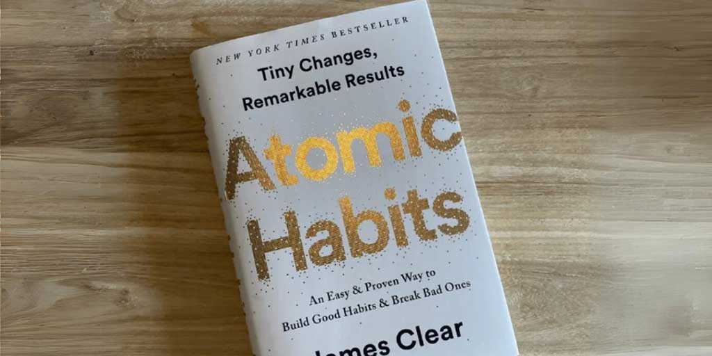Buku Atomic Habits karya James Clear.