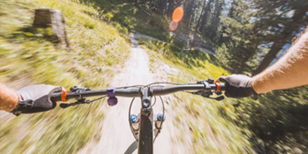 Ilustrasi Downhill, olahraga ekstrem berbasis sepeda.