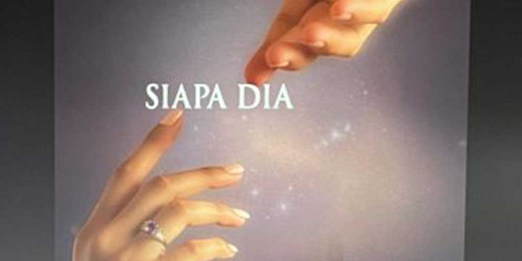 Film Siapa Dia dijadwalkan tayang serentak di seluruh bioskop Indonesia pada 28 Agustus 2025, bertepatan dengan bulan kemerdekaan.