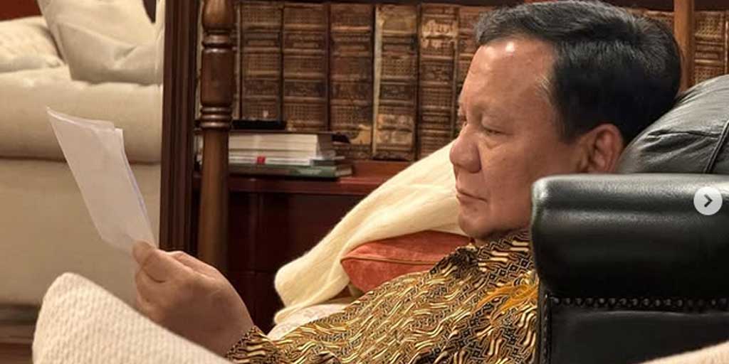 Presiden RI Prabowo Subianto yang menyempatkan diri membaca langsung surat-surat tangan dari siswa-siswi Sekolah Rakyat tingkat SMP dan SMA di Cibinong, Jawa Barat.