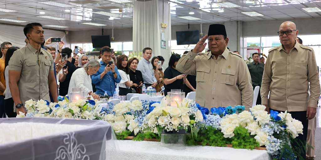 Presiden Prabowo Subianto memberikan penghormatan terakhir saat melayat jenazah Kwik Kian Gie di Rumah Duka Sentosa, RSPAD Gatot Subroto, Jakarta Pusat, Rabu (30/7).