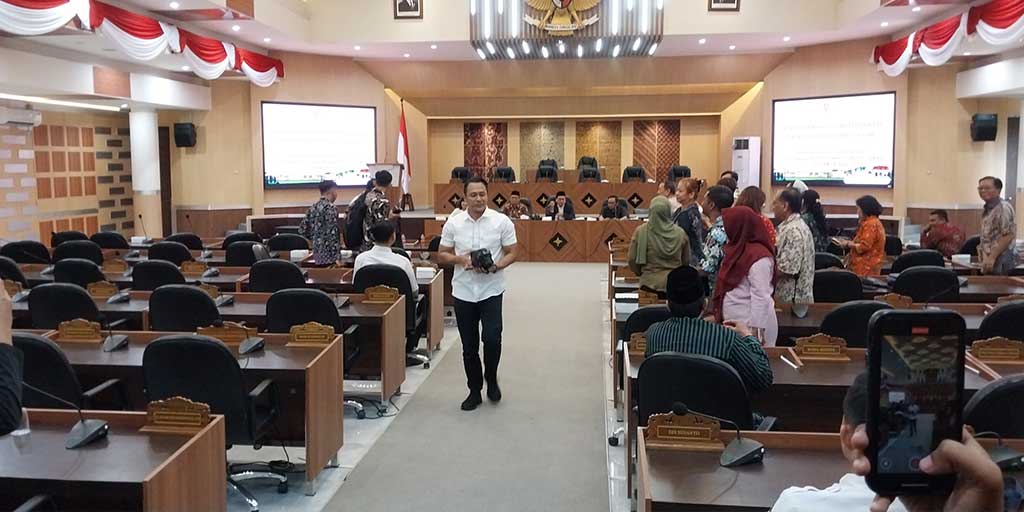 Pengacara Wiwit, Nang Engki Anom Suseno berjalan meninggalkan rapat dengar pendapat yang difasilitasi Komisi II DPRD Tuban, Rabu (30/7).