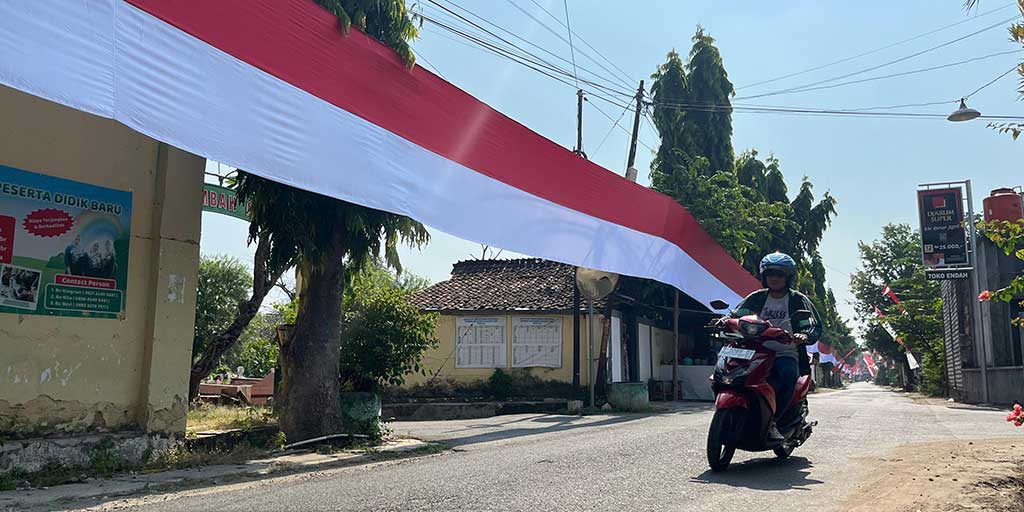 Bendera sepanjang kurang lebih 400 meter ini terpasang di Gang Wijaya Kusuma II, Kelurahan Ronggomulyo, Kecamatan Tuban untuk memeriahkan hari kemerdekaan.