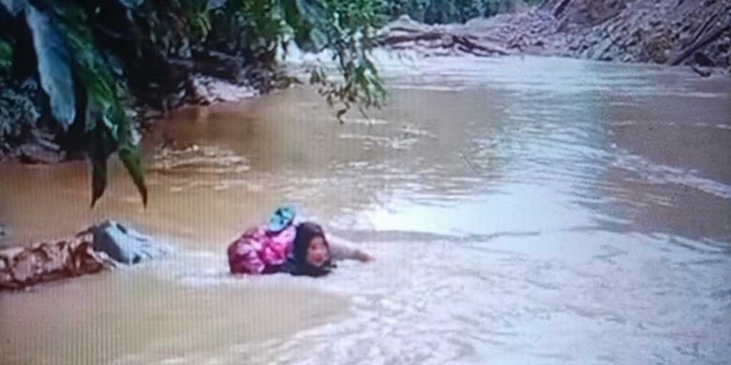 Tangkapan layar Dona Lubis, bidan viral yang mengarungi derasnya Sungai Batang Pasaman untuk mengobati pasien.