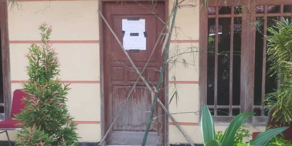 Ruangan kerja Kepala Desa Kepohagung disegel warga setempat, Sabtu (2/8).
