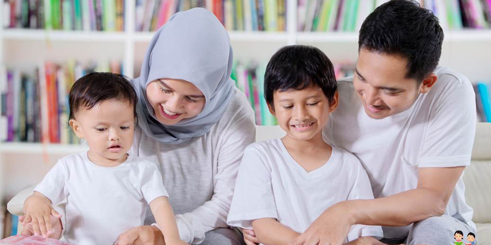 Orang tua memegang peranan penting dalam menumbuhkan minat baca sejak dini. Aktivitas membaca bersama anak, seperti dalam gambar ini, menjadi langkah awal membangun kebiasaan literasi yang kuat