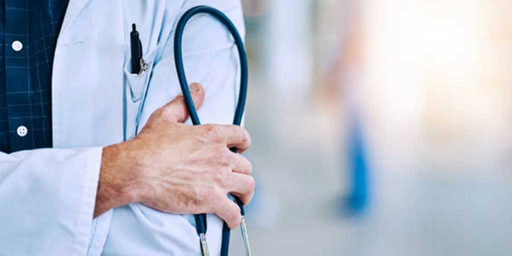 Dokter spesialis dan subspesialis yang rela menapaki medan ekstrem di daerah terpencil, perbatasan, dan kepulauan diberi tunjangan khusus sesuai Perpres Nomor 81 Tahun 2025. Foto adalah ilustrasi.