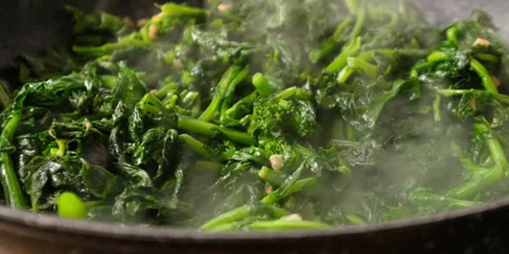 Sayur bayam sebaiknya tidak dikonsumsi lagi setelah 12 jam dimasak.