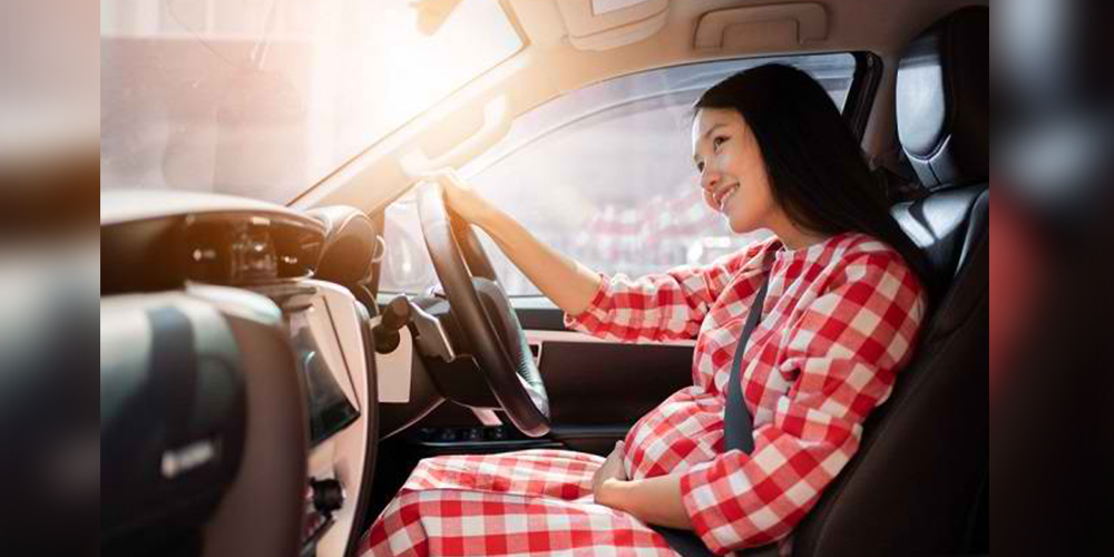 Mengemudi saat hamil tetap bisa aman, asal tahu cara menggunakan sabuk pengaman yang benar. Posisi sabuk yang tepat dapat mencegah tekanan pada perut dan melindungi ibu serta janin dari risiko cedera