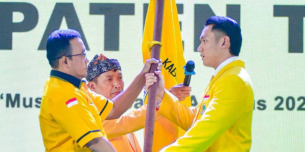 Mas Lindra memegang Pataka Partai Golkar setelah kembali ditetapkan sebagai Ketua DPD Golkar Tuban periode 2025&ndash;2030.