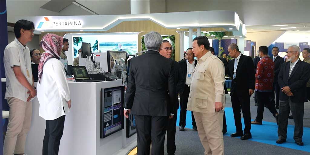 Presiden RI Prabowo Subianto saat meninjau salah satu booth riset di Konvensi Sains, Teknologi, dan Industri Indonesia (KSTI) 2025 di Sasana Budaya Ganesa, Bandung, Kamis (7/8).