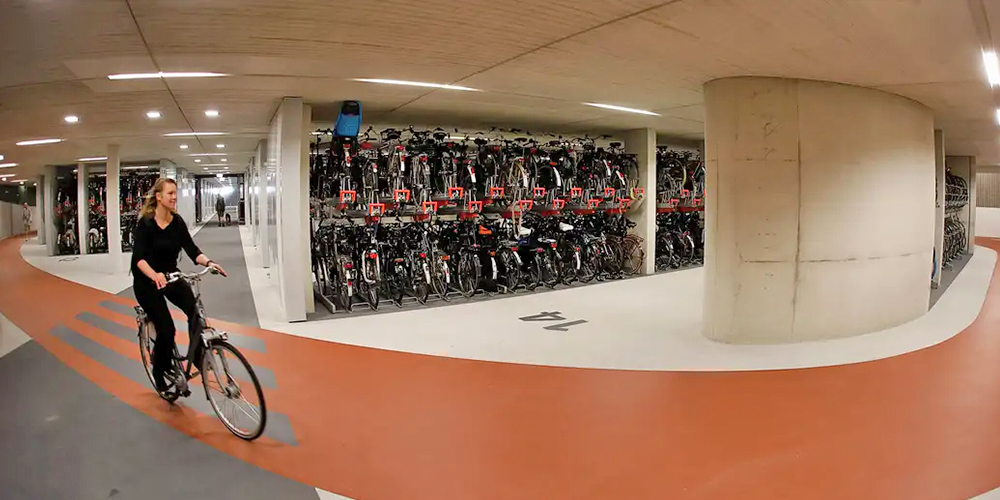 Seorang pesepeda melintas di fasilitas parkir bawah tanah canggih di Utrecht, Belanda. Kota ini dikenal sebagai salah satu yang paling ramah sepeda di dunia dengan infrastruktur modern
