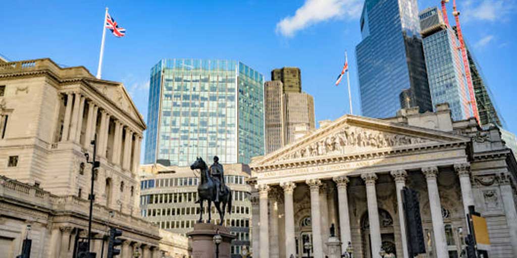 Bank of England, yang di bawahnya terdapat 5.500 ton emas atau setara 400.000 batang emas murni, dengan nilai diperkirakan mencapai USD 400 miliar (sekitar Rp 6.500 triliun).