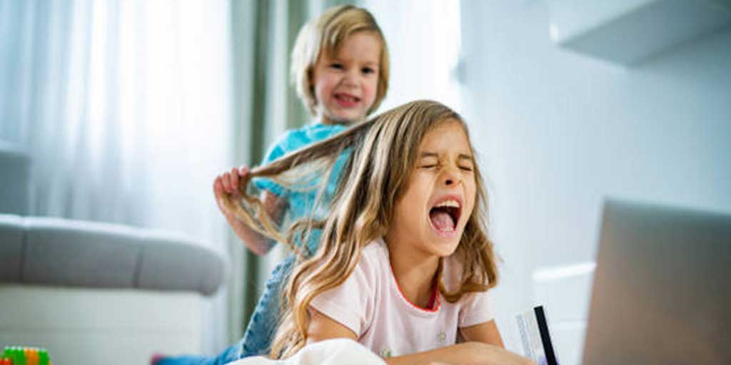 Kakak adik yang sering bertengkar bukan benci berdasarkan psikologi. Foto adalah ilustrasi.