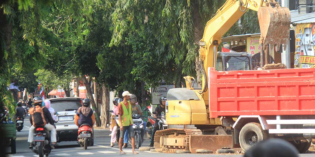 Perbaikan drainase di wilayah Jalan Diponegoro, Kelurahan Latsari, Kecamatan Tuban picu kepadatan kendaraan di lokasi tersebut, Jumat (8/8).