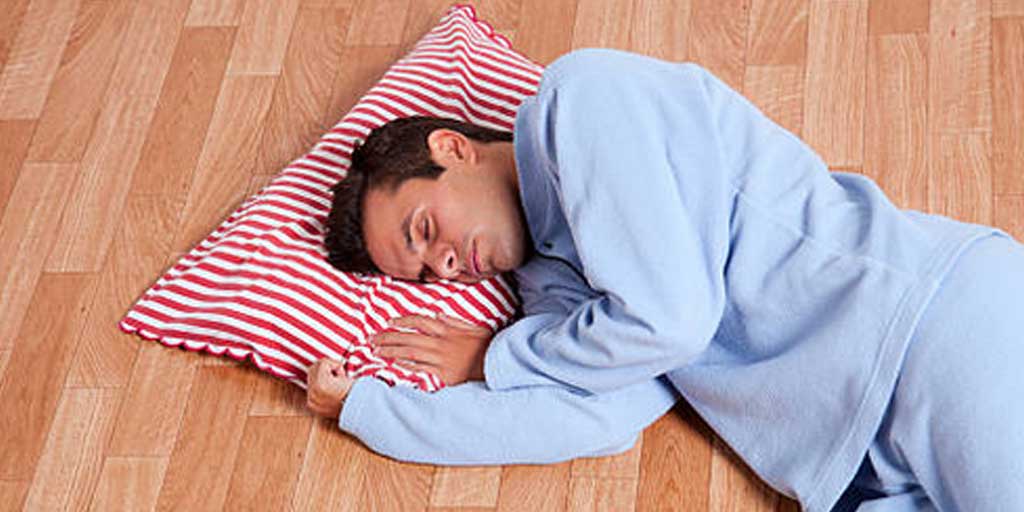 Tidur di lantai bisa menjadi faktor tidak langsung penyebab paru-paru basah. Foto adalah ilustrasi.