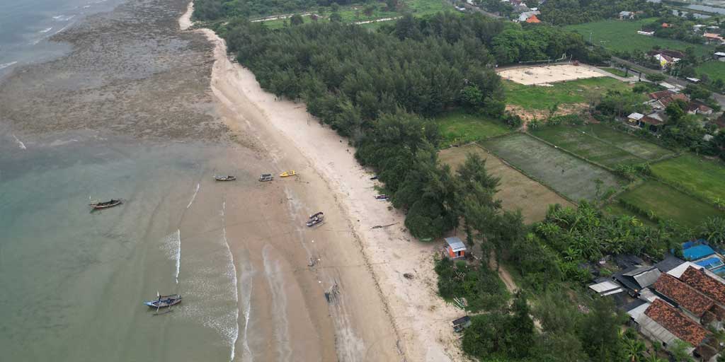 Pantai Panduri Tuban menawarkan keindahan fenomena langit senja saat matahari terbenam.