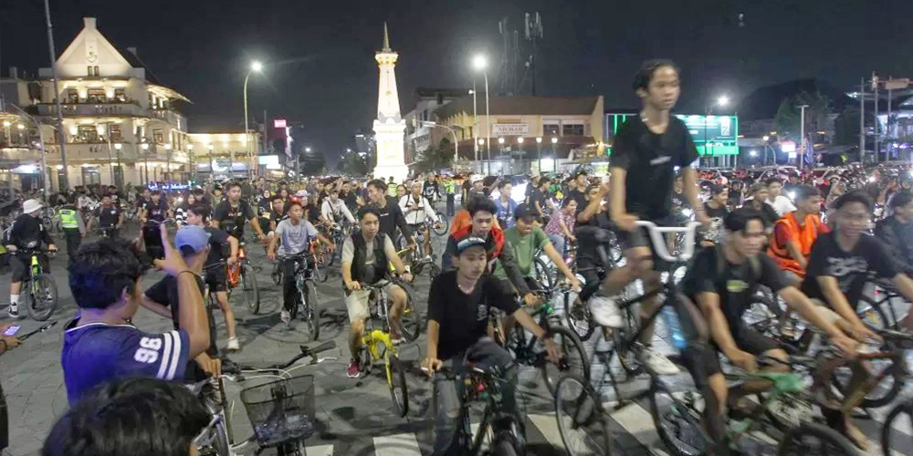 Ribuan pesepeda padati kawasan Tugu Jogja dalam gelaran Jogja Last Friday Ride (JLFR), ajang gowes bersama yang digelar setiap Jumat terakhir setiap bulan.