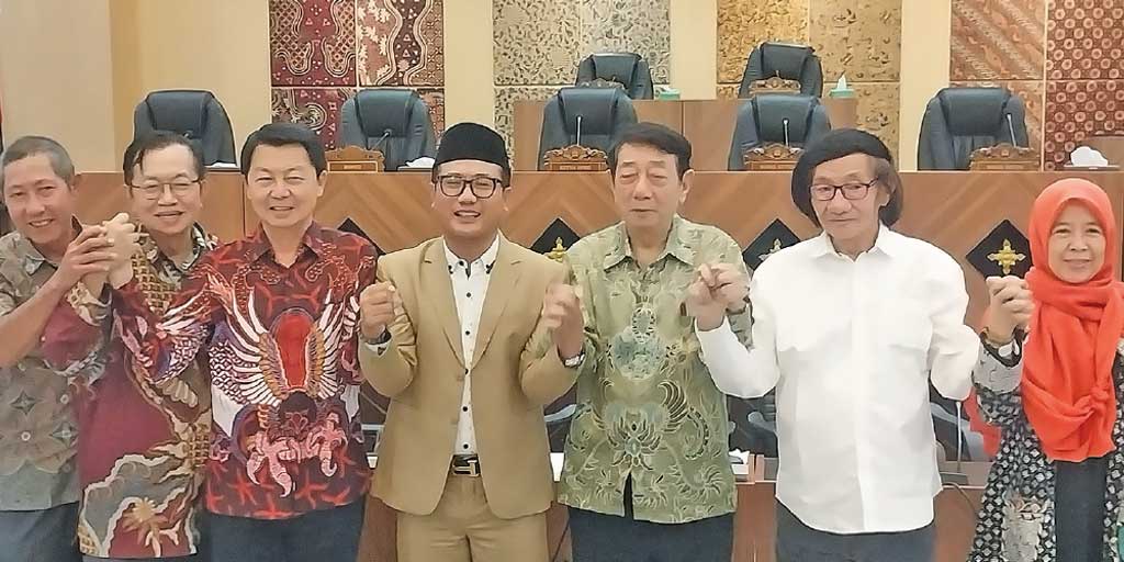 Soedomo Mergonoto, Alim Sugiantoro, Tjong Ping bersama Ketua Komisi II DPRD Tuban foto bersama usai rapat kerja lanjutan mediasi konflik kelenteng Kwan Sing Bio Tuban.