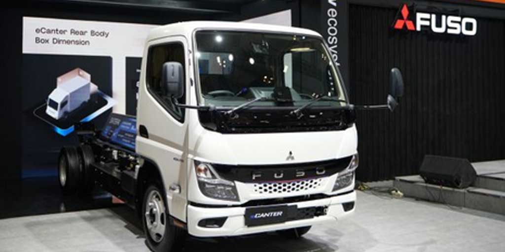 Fuso e Canter pada ajang GIIAS 2025.