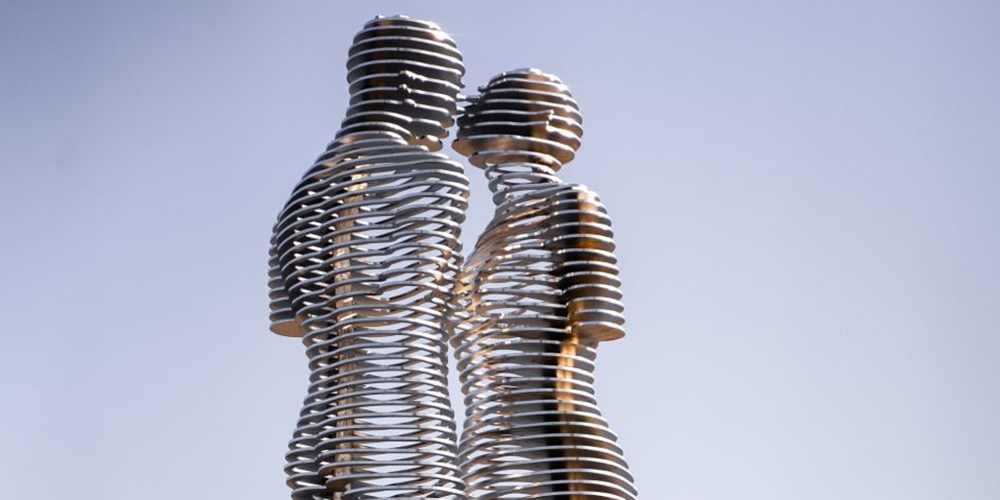 Patung mekanis Ali dan Nino di Batumi, simbol cinta abadi yang bergerak saling mendekat lalu berpisah, terinspirasi dari kisah tragis novel klasik Kaukasus.