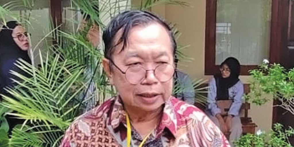 Go Tjong Ping menemui awak media usai melangsungkan mediasi di Pengadilan Negeri (PN) Tuban, Rabu (13/8).