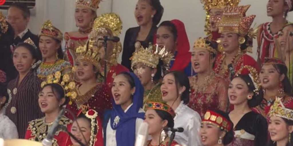 Tangkapan layar grup orkestra Gita Bahana Nusantara saat melantunkan lagu daerah dalam Upacara Peringatan Kemerdekaan HUT RI ke-80 di Istana Merdeka, Jakarta, Minggu (17/8).