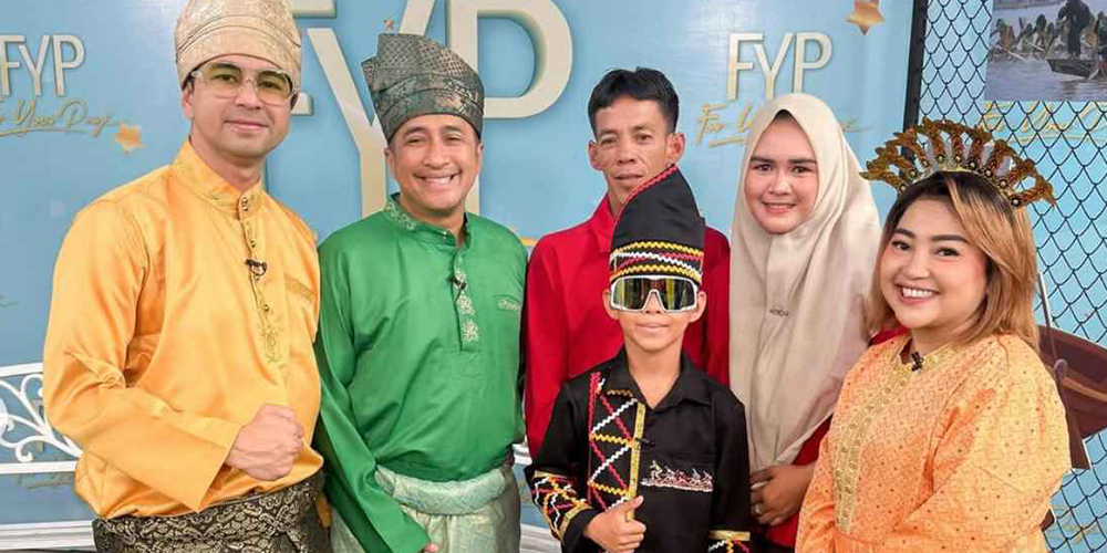 Kebersamaan Rafi Ahmad dan Mpok Alpa saat tampil dalam acara televisi FYP, memperlihatkan kehangatan persahabatan mereka di layar kaca.