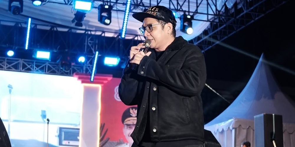 Momen Pasha Ungu di konser Samarinda HUT ke-80 RI, sekaligus menegaskan sikap santainya soal royalti lagu-lagu Ungu