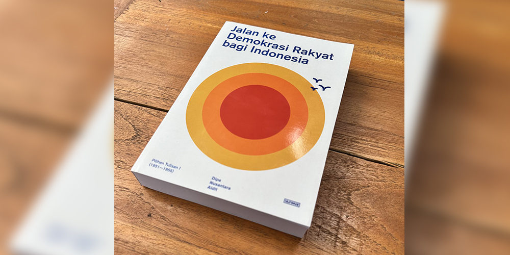 Buku Jalan ke Demokrasi Rakyat bagi Indonesia karya D.N. Aidit, memuat gagasan tentang strategi politik dan cita-cita membangun demokrasi dari bawah