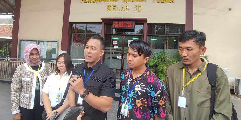 Kuasa hukum penggugat, Nang Engki Anom Suseno memberikan keterangan kepada awak media usai menggelar mediasi di PN Tuban, Rabu (20/8).