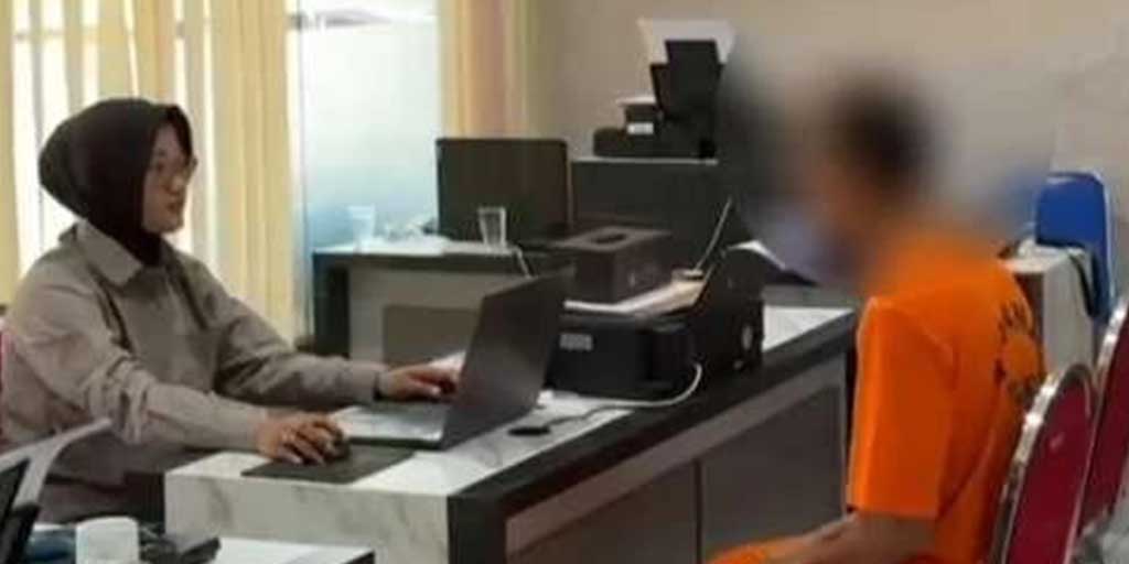 FM, 43 oknum guru SMP cabul saat memberikan keterangan di hadapan penyidik.