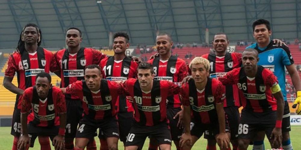Para pemain Persipura dengan balutan jersey hitam-merah yang konsisten menjadi identitas klub sejak lama.