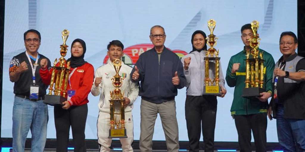 Sekretaris Jenderal PB PABSI Djoko Pramono (tengah) bersama dengan para pemenang Kejurnas Angkat Besi Remaja dan Junior 2025 di GOR Saparua, Bandung, Jawa Barat, Senin (5/8/2025).